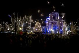 Ljubljana praznična okrasitev lučke december