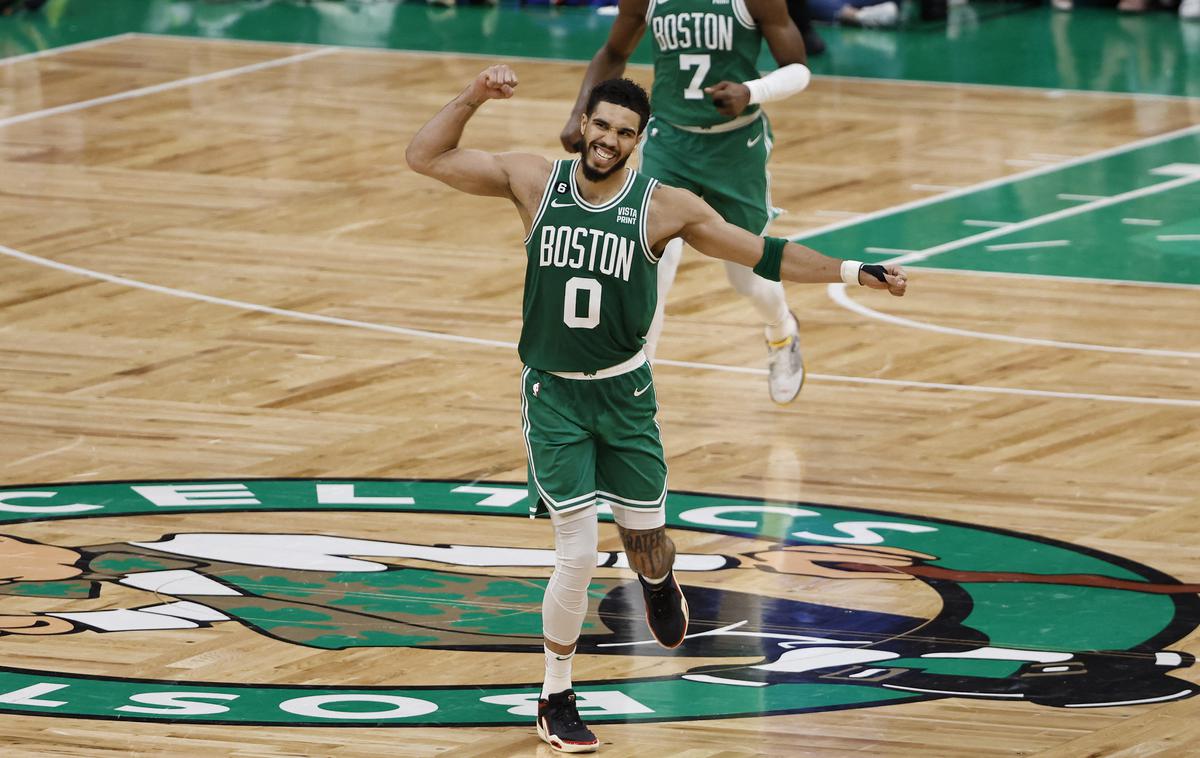 Boston Philadelphia Tatum | Jayson Tatum, ki so ga podobno kot Luko Dončića izbrali v idealno peterko rednega dela lige NBA, je v seriji končnice proti 76ers prihranil najboljše za konec. Ob metu iz igre 17/28 je na sedmi tekmi prispeval rekordnih 51 točk, 13 skokov, pet asistenc in dve ukradeni žogi. | Foto Reuters