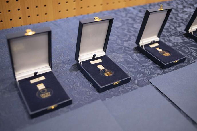 Medalje | Medalje policije za hrabrost podeljujejo za izkazano posebno osebno hrabrost pri reševanju ljudi ali premoženja ali pri opravljanju varnostnih nalog, ob katerih so bila nevarnosti izpostavljena njihova življenja. Medalje za požrtvovalnost pa podeljujejo za požrtvovalnost pri reševanju ljudi ali premoženja ali pri opravljanju varnostnih nalog. | Foto STA