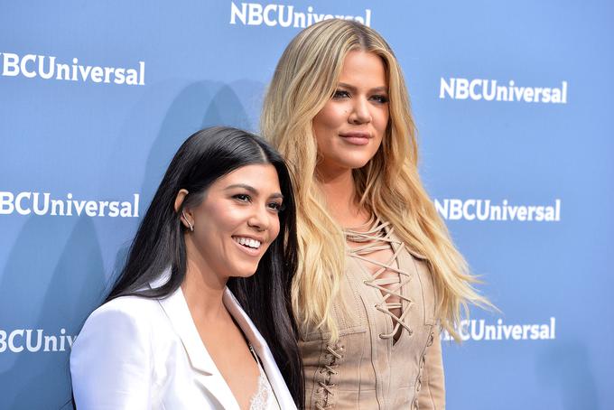 Khloé (desno) je že sama večkrat omenila, da ima zagotovo drugega očeta kot sestri. Moti jo tudi to, da ima za razliko od njiju naravno svetlejše lase. | Foto: Getty Images