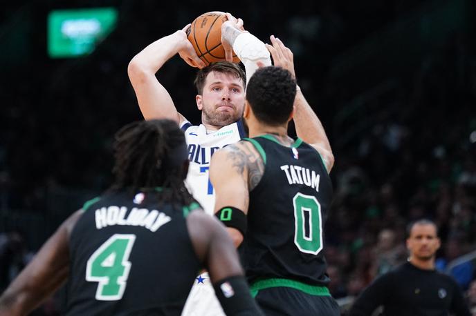 Luka Dončić Boston Dallas | Najboljši strelec lige NBA Luka Dončić je proti Bostonu vknjižil trojni dvojček, a doživel prepričljiv poraz. Celtics so blesteli v trojkah. Zadeli so kar 21 od 43 metov za tri točke. | Foto Reuters