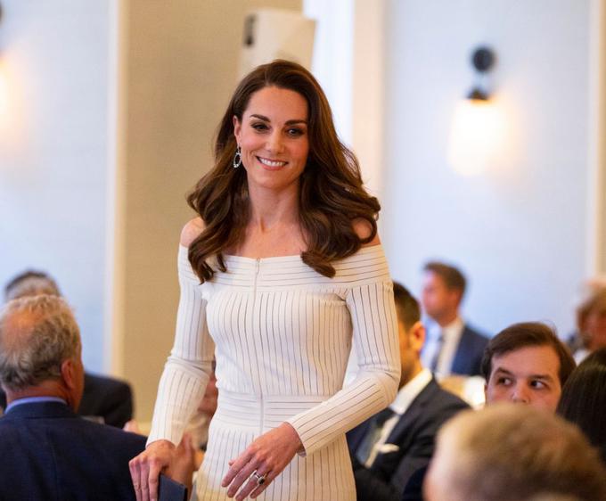 Kate je tokrat pokazala gola ramena. | Foto: Getty Images