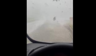 Avtomobilu prečkal pot silovit tornado #video