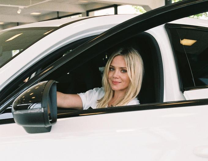 Nova ambasadorka Mercedes-Benza je postala Katarina Čas, televizijska voditeljica in igralka. Pripadla ji je vloga ambasadorke novega razreda A, ki prav v teh dneh prihaja na slovenski avtomobilski trg. | Foto: Mercedes-Benz