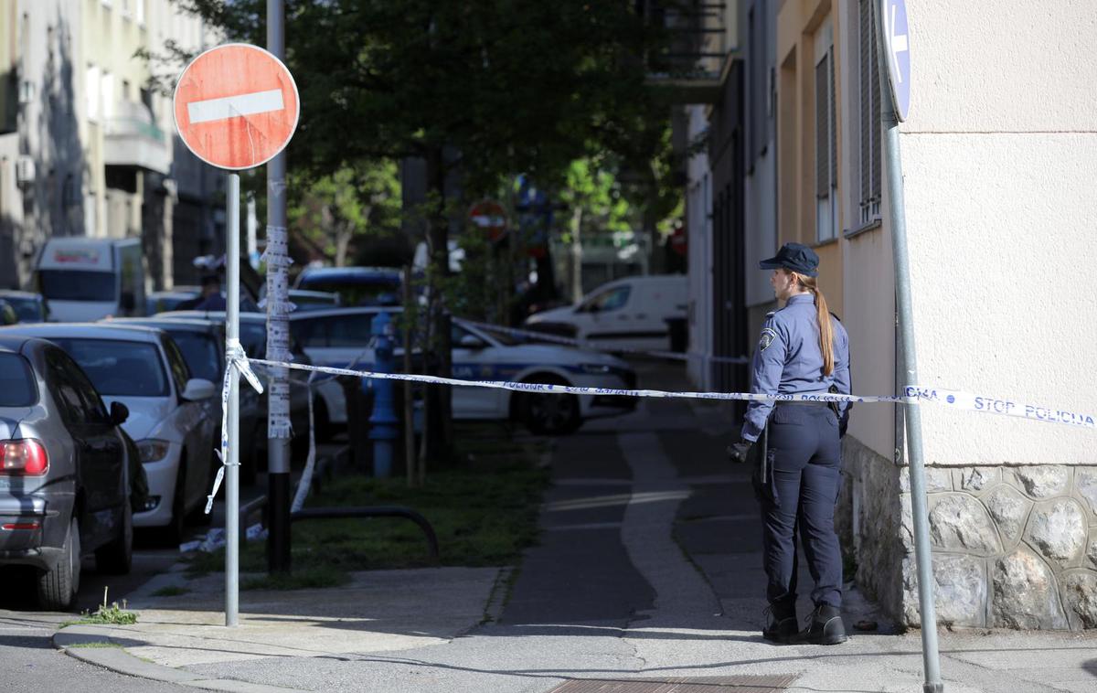 zagreb streljanje | Policisti so ranjeno žensko odnesli iz stanovanja in ji nudili zdravniško pomoč.  | Foto Pixsell