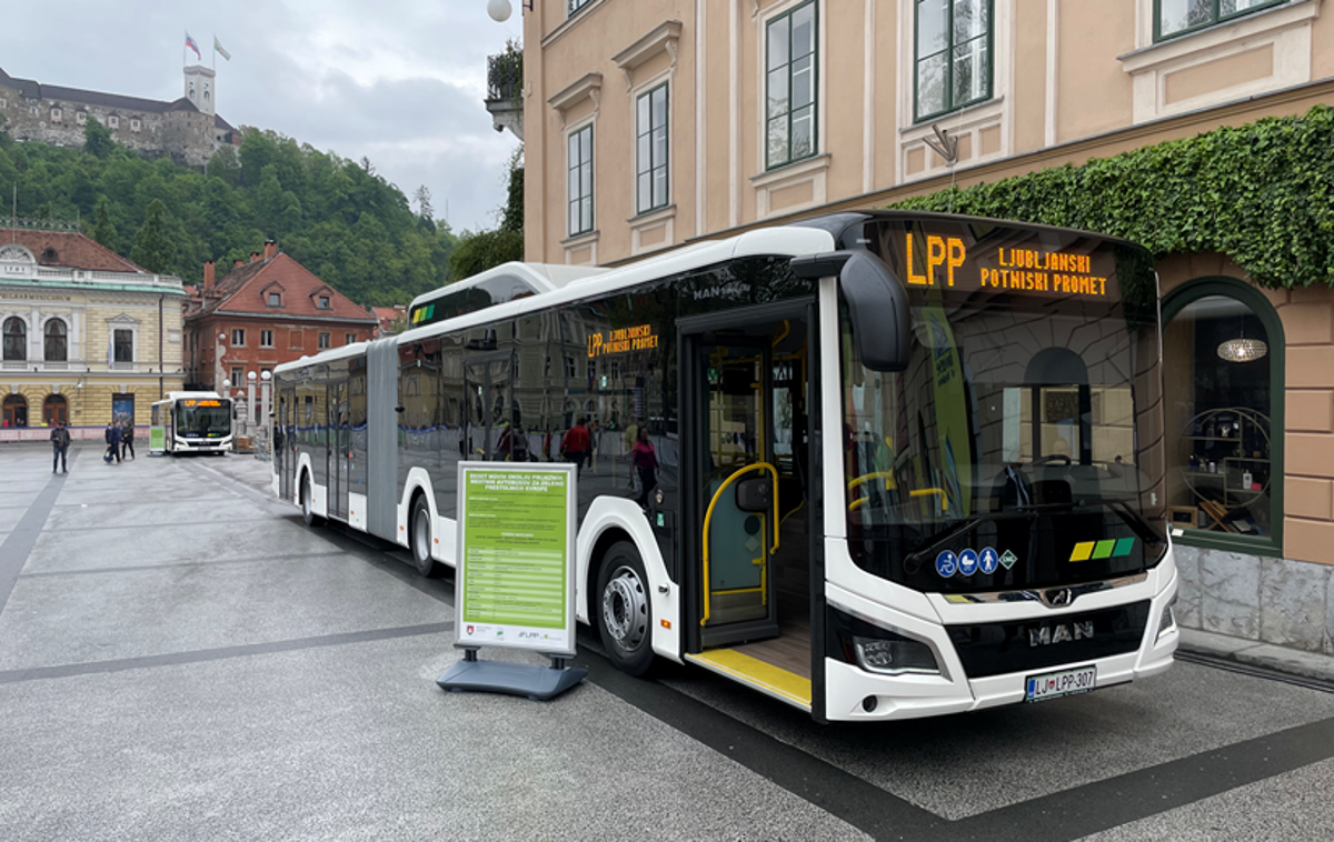 LPP novi avtobusi | Statistike kažejo, da število potnikov v javnem potniškem prometu kljub številnim pobudam za uporabo javnega prevoza in različnim vrstam vozovnic (brezplačne, subvencionirane, družinske, enotne) upada. Tako se je število potnikov v mestnem prevozu v letu 2022 v primerjavi z letom 2013 zmanjšalo za 21 odstotkov, v medkrajevnem avtobusnem prevozu za tri odstotke in v notranjem železniškem prevozu za 13 odstotkov. | Foto Ljubljanski potniški promet