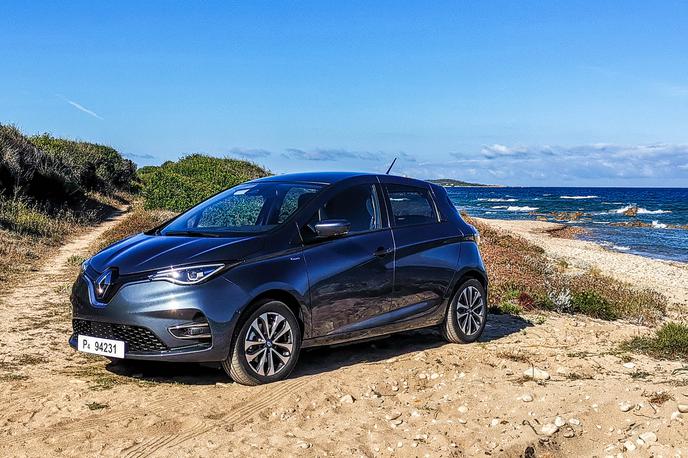 Renault zoe | Vse od leta 2012 ima zoe pomembno vlogo na trgu električnih vozil. Eden izmed pionirjev elektromobilnosti je zdaj vstopil v tretje življenjsko obdobje in na krilih prodajnih uspehov predhodnikov optimistično zre v prihodnost. V sedmih letih so jih namreč prodali že 166 tisoč, zato si je zoe nadel tudi titulo najbolje prodajanega električnega avtomobila v Evropi | Foto Gašper Pirman