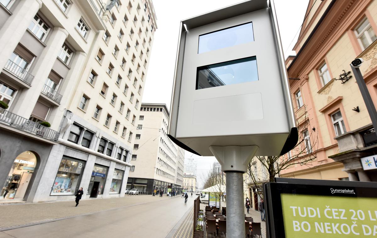 radar | Tudi letos bodo stacionarni radarji postavljeni na Aljaževi, Roški, Tržaški, Cesti v Mestni log in Zadobrovški. V fazi nakupa pa je še en samostojni radarski sistem in tri ohišja, ki bodo postavljeni na Zaloški, Šmartinski in Dunajski cesti pri OŠ Maksa Pečarja. | Foto STA