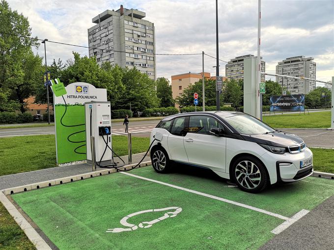 Veliki trgovski centri imajo v tujini že velike načrte, kako postaviti mrežo električnih polnilnic in s tem privabiti lastnike tovrstnih vozil. Tam bo električna energija predvidoma ostala brezplačna. Hitre polnilnice z enosmernim tokom lahko med polurnim nakupovanjem doseg vozila povečajo za vsaj okrog 150 kilometrov. | Foto: Gregor Pavšič