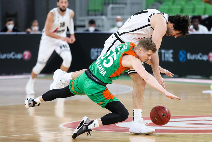 Tako je Miloš Teodosić ukradel žogo. Kot je dejal Rupnik, je storil prekršek, ki ga sodniki niso opazili, nato pa so našemu košarkarji dosodili še nešportno osebno napako. | Foto: Vid Ponikvar