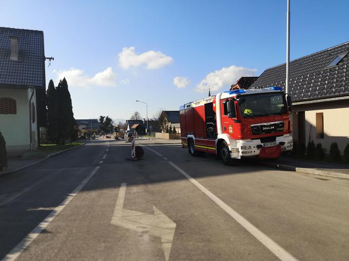 Cesta in območje eksplozije ostajata zaprta, še vedno pa je prepovedana uporaba odprtega ognja. | Foto: Denis Malačič