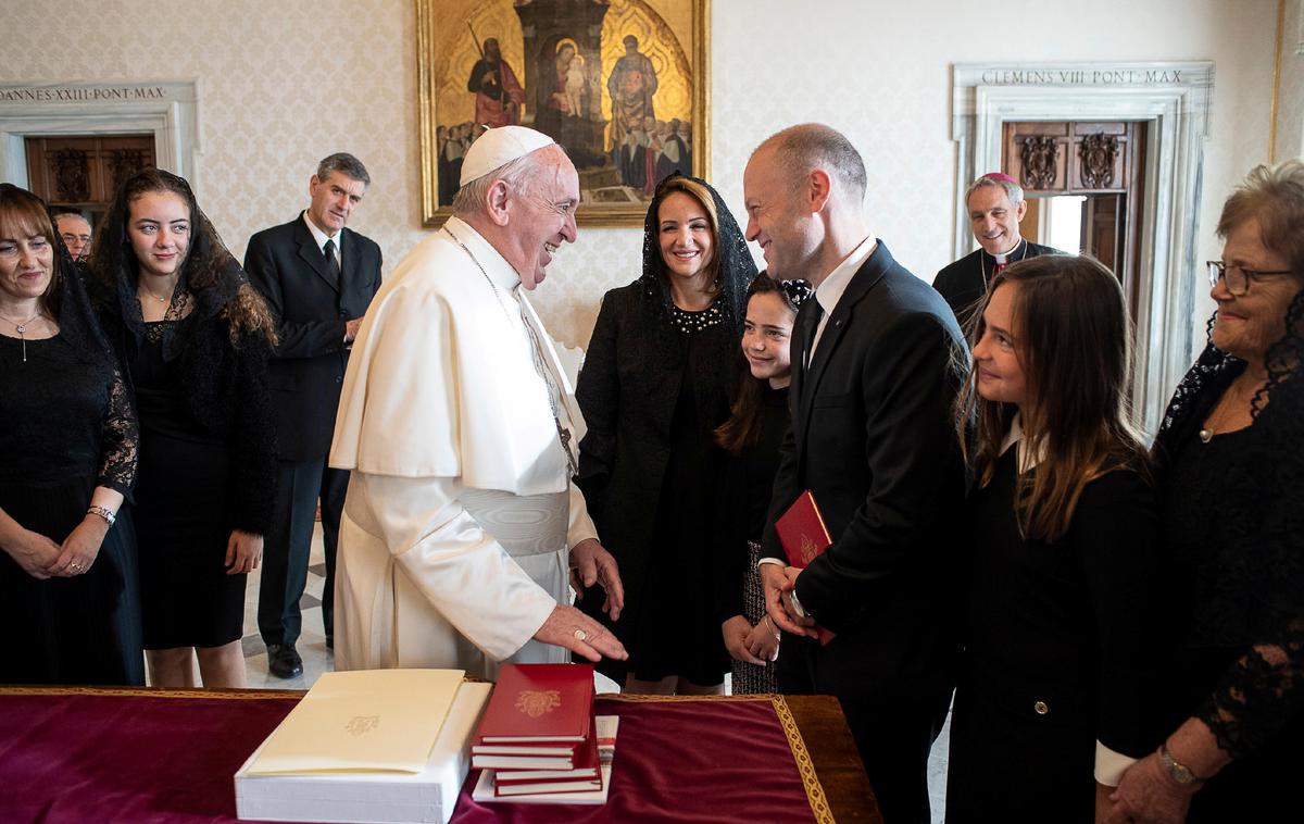 Papež Frančišek in Joseph Muscat | Papež Frančišek je kljub kritikam danes sprejel malteškega premierja Josepha Muscata. | Foto Reuters