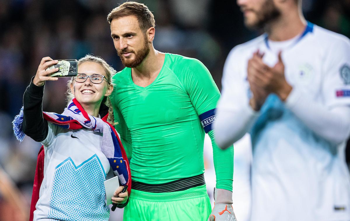 Jan Oblak | Le Slovenija, Anglija, Črna gora in Wales. To so reprezentance, ki so v uvodnih dveh tekmah druge izvedbe lige narodov zadržale mrežo nedotaknjeno. V 180 minutah. Med nepremagljivimi vratarji se je tako znašel tudi Jan Oblak, ki je proti Grčiji in Moldaviji nosil kapetanski trak in navduševal s posredovanji. ''Ničlo'' so na dveh tekmah poleg samozavestnega asa madridskega Atletica zadržali le še Anglež Jordan Pickford (Everton), Valižan Wayne Hennessey (Crystal Palace) in Črnogorec Matej Mijatović (MTK Budimpešta). Ničlo imata v rubriki prejetih zadetkov tudi vratarja Liechtensteina in Gibraltarja, a sta za zdaj branila le na eni tekmi proti skromnemu San Marinu. | Foto Grega Valančič/Sportida