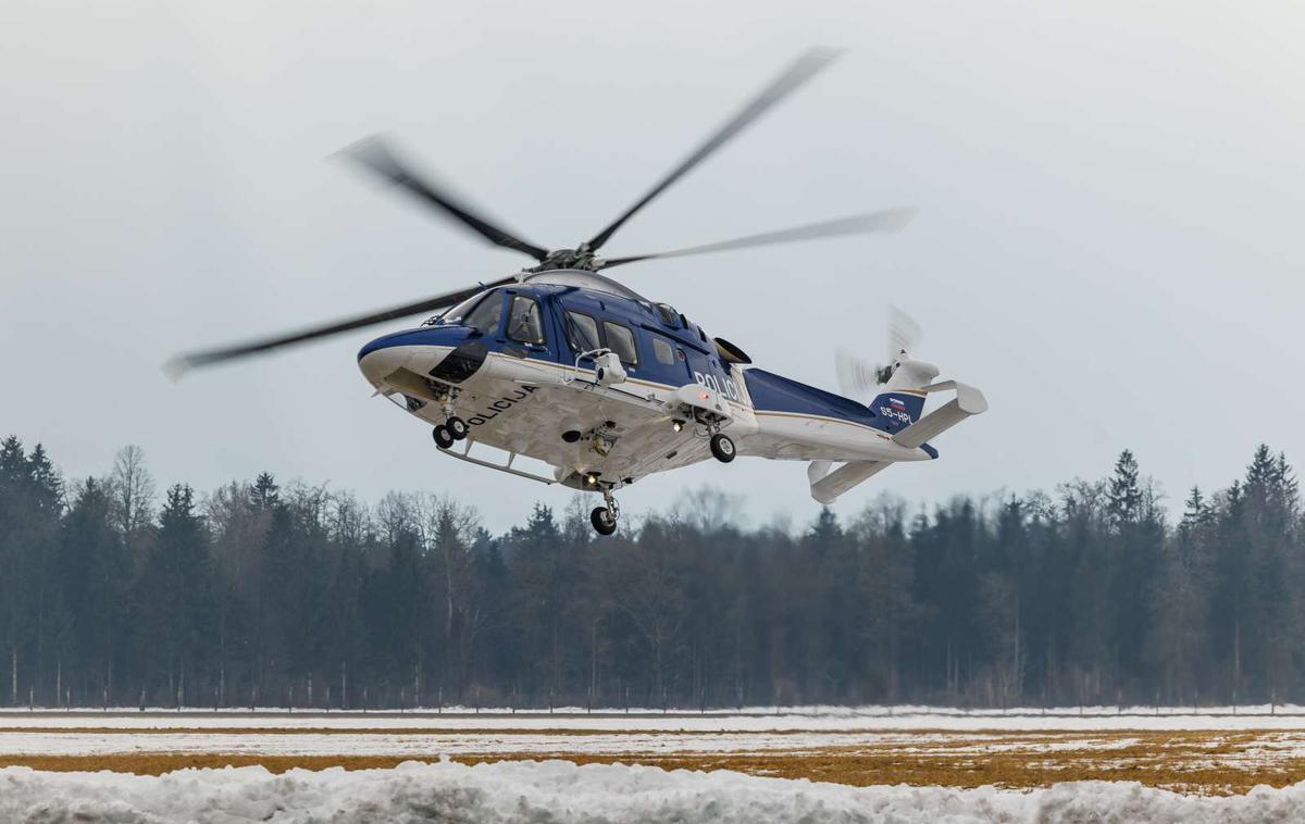 novi policijski helikopter | Na kraju je bila helikopterska posadka z Brnika s policistom gorske enote in reševalci iz društva GRS Mojstrana. | Foto STA