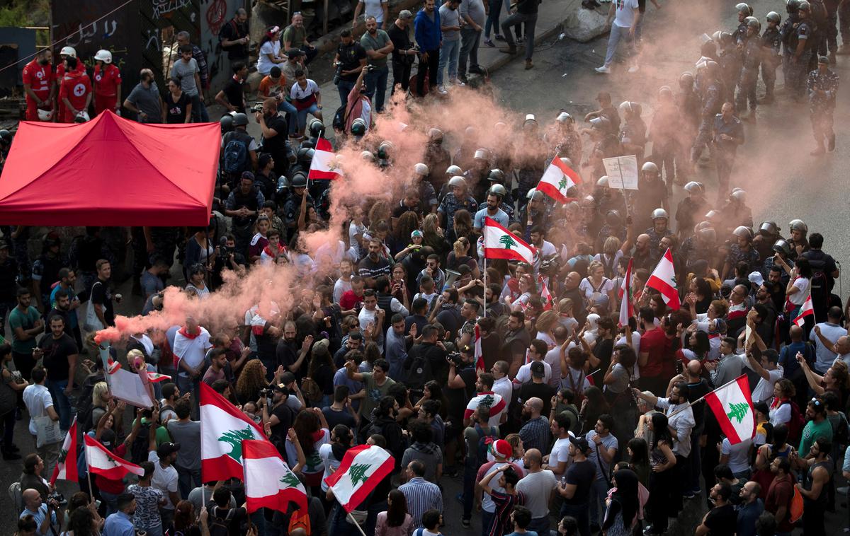 Libanon, protest | Protestniki v Libanonu že vse od 17. oktobra zahtevajo odstop celotne politične garniture, ki jo obtožujejo sistematične korupcije. Po 20. oktobru, ko se je na ulicah Bejruta in številnih drugih mestih zbralo na sto tisoče protestnikov, je število protestnikov nekoliko upadlo, a bi lahko ob koncu tedna protesti postali spet bolj množični. | Foto Reuters