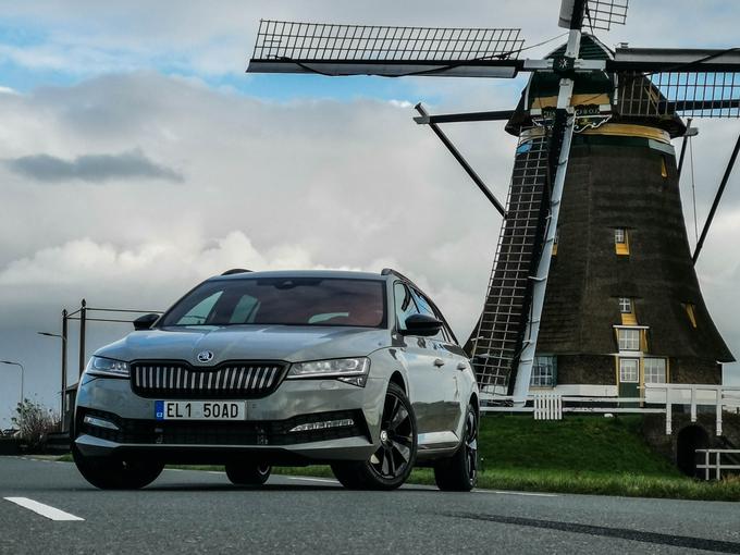 Škoda superb iV in škoda citigo E iV | Foto: Gašper Pirman