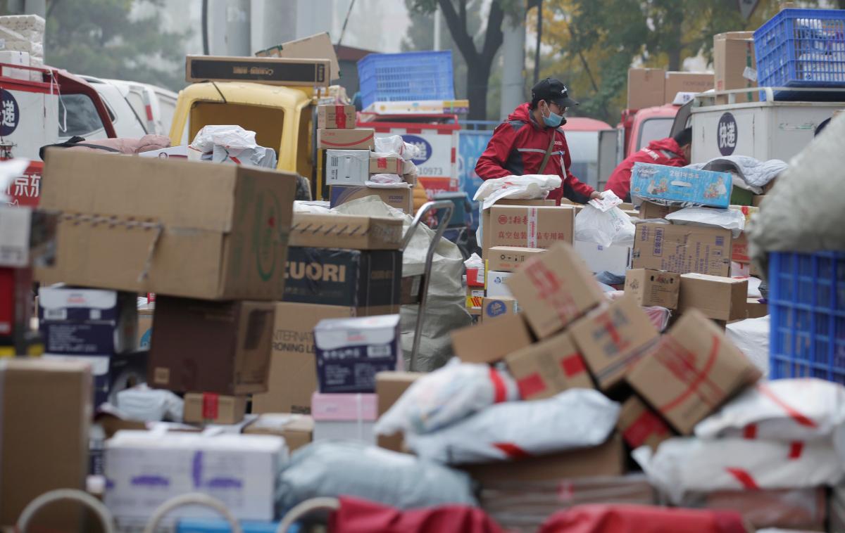 Paketi, poštar, dostava | Zahodni preiskovalci naj bi zdaj povezali vžige s kampanjo, ki jo je organizirala ruska vojaška obveščevalna služba GRU. Menijo, da so požari nastali v napravah za električno masažo, ki so vsebovale snov na osnovi magnezija. Tovrstne požare pa je težko pogasiti, zlasti na letalu. | Foto Reuters