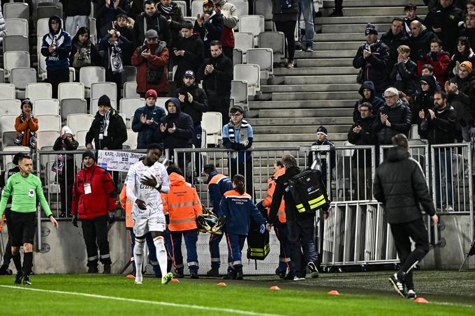 Z igrišča so ga odnesli na nosilih. | Foto: Guliverimage