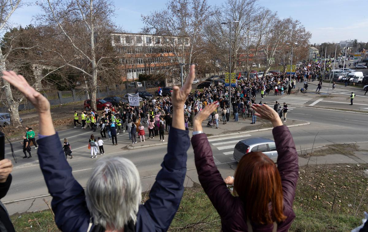 protestni pohod, Srbija | V Beogradu je to že tretji primer ta mesec, da so z avtomobilom zapeljali med protestnike v času njihovega poklona žrtvam. V prvih dveh incidentih sta bili poškodovani dve dekleti. | Foto Reuters