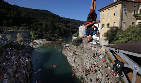 V Kanalu ob Soči danes skoki z mostu #video