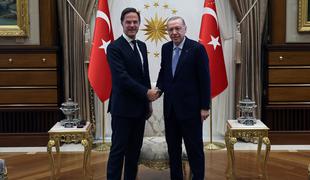 Rutte na srečanju z Erdoganom tudi o vojni v Ukrajini