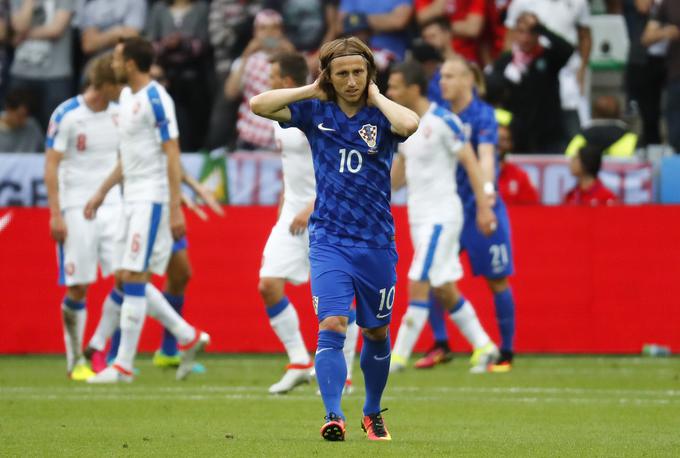 Luka Modrić si je na srečanju s Češko poškodoval stegensko mišico, a se njegovo zdravstveno stanje izboljšuje iz dneva v dan, tako da bi lahko zaigral že v torek. | Foto: Reuters