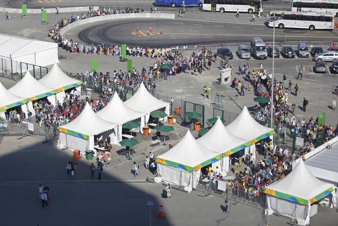 Tako dolge vrste je bilo moč videti pred tiskovnim središčem v olimpijskem parku. | Foto: 