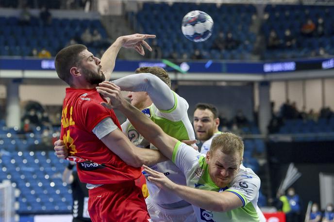 rokomet Črna gora Slovenija | Slovenski rokometaši so se presenetljivo že v prvem krogu poslovili z evropskega prvenstva.  | Foto Guliverimage