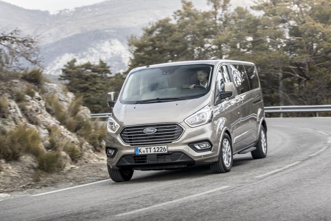 Ford Tourneo Custom izstopa z novo dinamično masko pred motorjem in značilnimi sprednjimi lučmi. Vse različice so opremljene z dnevnimi lučmi, zmogljivi ksenonski žarometi za doplačilo pa poskrbijo za vrhunsko osvetlitev v vseh pogojih. | Foto: 