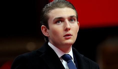 Barron Trump segel v roko Joeju Bidnu in Kamali Harris