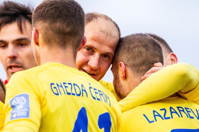 "Pri mojih letih, verjemite, se ne obremenjujem več z goli. Pomembneje je, kako igra ekipa, to, da lahko pomagam mlajšim soigralcem. Želim jih dvigniti."  | Foto: Matic Ritonja/Sportida