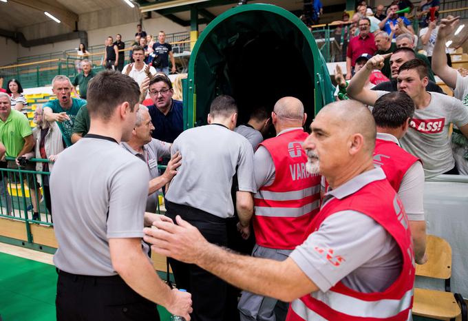 Tako so parket dvorane Leona Štuklja v nedeljo zapuščali sodniki. | Foto: Sportida