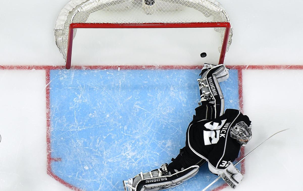 Jonathan Quick | Po petih tekmah premora zaradi poškodbe se je v vrata Kraljev vrnil prvi vratar Jonathan Quick, a tudi to ni pomagalo. Los Angeles Kings so zabeležili tretji zaporedni poraz. Anže Kopitar je zaradi bolezni tekmo izpustil. | Foto Getty Images