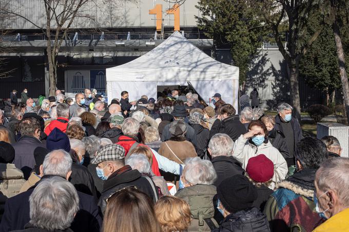 Gneča pred cepilnimi centri v Beogradu | Foto: Reuters