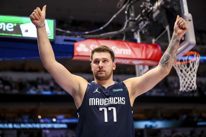 Luka Dončić | Luka Dončić je bil s 25 točkami, 5 skoki in 5 asistencami prvi mož Dallasa in s tem dosežkom postavil klubski rekord. Na 131 tekmah mu je uspelo doseči vsaj 20 točk, 5 skokov in 5 asistenc. Pred tem sta si z Dirkom Nowitzkim delila prvo mesto. | Foto Reuters