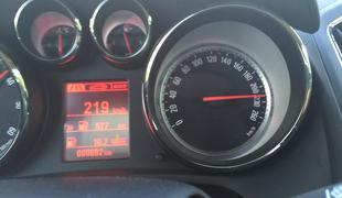 Luksemburški dizel za evro, 220 km/h po autobahnu, "miže" skozi Karavanke