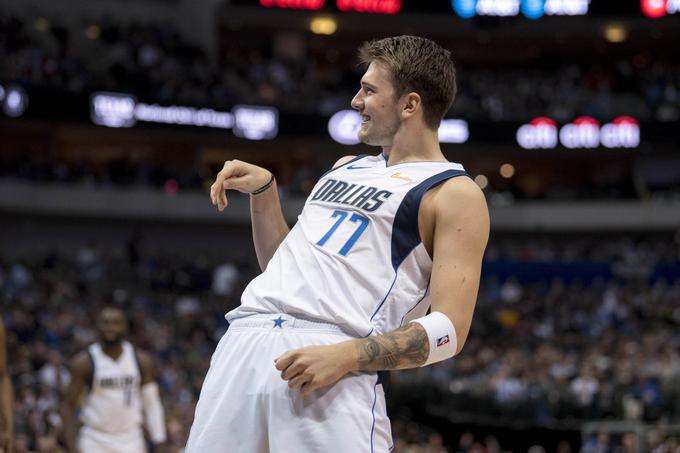 Luka Dončić bo po Joelu Embiidu postal šele drugi neameriški košarkar na naslovnici katere od iger v seriji NBA Live v zadnjih desetih letih. Leta 2009 sta na lokaliziranih različicah naslovnice NBA Live 10 nastopala Španec Pau Gasol in Britanec Luol Deng. | Foto: Reuters