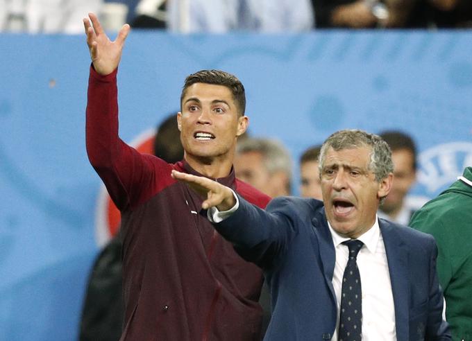 Selektor Fernando Santos je imel ob koncu tekme tudi novega pomočnika. | Foto: 