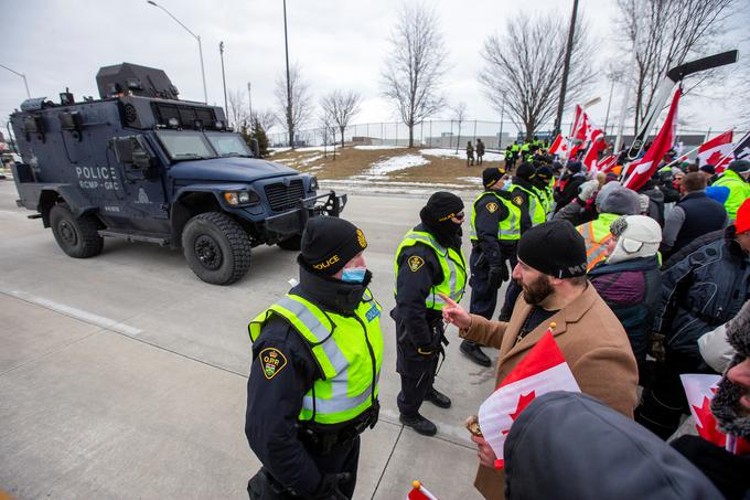 Doslej so izvedli le malo aretacij, soočenje med policijo in protestniki pa je na mrtvi točki. | Foto: Reuters