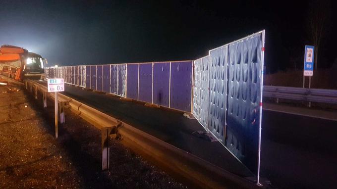 Tovornjak in avtobus sta prebila varovalno ograjo, ki ločuje avtocesto. | Foto: PU Kranj