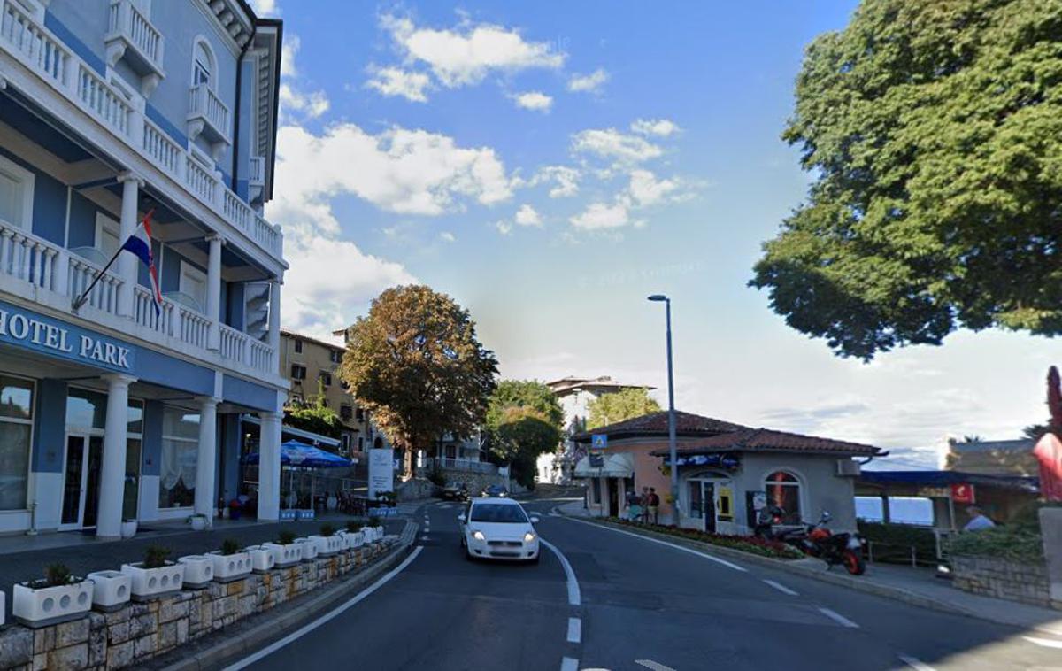 Lovran, Hotel Park, nesreča | Deklica je umrla, ko je vanjo in v še dve dekleti na pločniku trčil tovornjak. | Foto Google Maps Street View