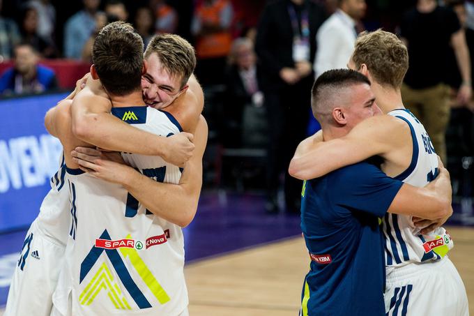 Zoran Dragić, ki zaradi zdravstvenih razlogov ne more pomagati slovenski reprezentanci v Istanbulu, je presrečen zaradi uspeha starejšega brata in druščine. | Foto: Vid Ponikvar