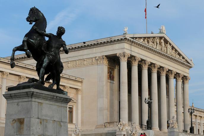 Avstrija parlament | Vlada na Dunaju ocenjuje, da bo ta ukrep vplival na okoli 130.000 otrok tujcev, zaposlenih v Avstriji. Največ izplačil gre na Madžarsko in Slovaško, sledijo Poljska, Romunija, Češka in Slovenija. | Foto Reuters