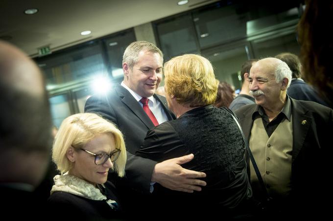 V Pahorjevem štabu se je veselil tudi prvak SD Dejan Židan, ki je skupaj s skupino volivcev predlagal Pahorjevo kandidaturo. Na fotografiji tudi ministrica Anja Kopač Mrak. | Foto: Ana Kovač