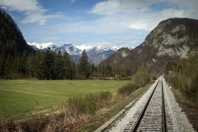 Med približevanjem Bohinjski Bistrici z gorenjske strani se odpira pogled na nekatere mogočne vrhove Julijskih Alp. | Foto: Ana Kovač