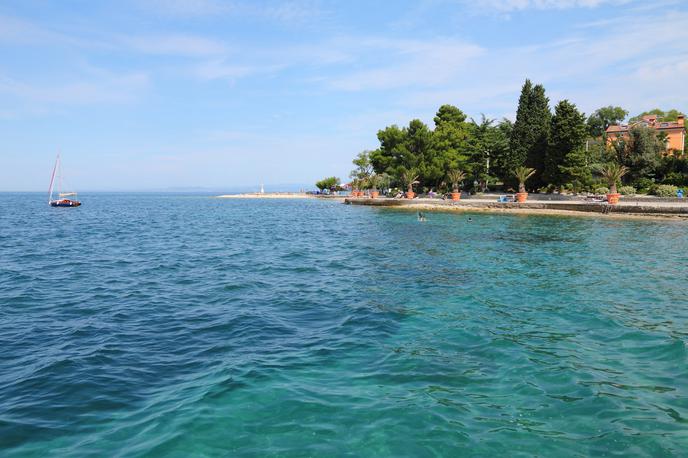 Izola | Policija pri pregledu plaže in bližnje okolice ni našla predmetov ali dokumentov, na podlagi katerih bi lahko moškega identificirali. | Foto Shutterstock