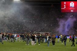 Navijač Napolija, ki ga je ustrelil znani huligan Rome, se bori za življenje