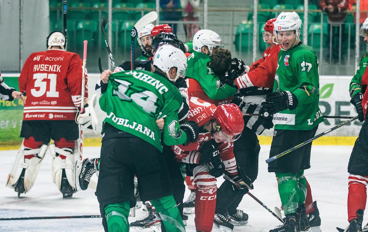 500. večni derbi: HK SŽ Olimpija - HDD Sij Acroni Jesenice | V petek ob 19. uri se bosta v Podmežakli udarila največja slovenska hokejska rivala Jesenice in Olimpija. Na zadnjem so v Tivoliju po kazenskih strelih zmagali zmaji. Štel bo dvojno, tako za točke Alpske lige kot državnega prvenstva. | Foto Matic Ritonja/Sportida