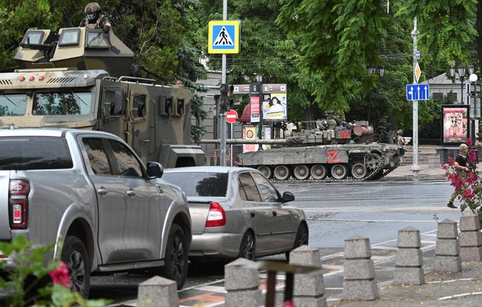 Ko so bili pripadniki Wagnerja od Moskve oddaljeni približno 200 kilometrov, je tiskovna služba beloruskega predsednika sporočila, da je ta prepričal Prigožina, naj ustavi svoj pohod. Zatem je tudi Prigožin sporočil, da se njegove sile vračajo v baze, češ da si ne želijo prelivanja krvi. Enako so kasneje sporočili iz Kremlja, kjer so zagotovili, da Wagnerjevih vojakov ne bodo kazensko preganjali, Prigožinu pa naj bi dovolili odhod v Belorusijo. Tisti pripadniki Wagnerja, ki niso sodelovali v uporu, naj bi imeli tudi možnost priključitve redni vojski. | Foto: Reuters