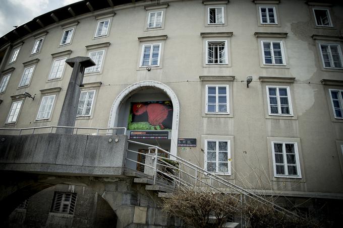 Baragovo semenišče je bilo do lanskega leta, ko je bilo dokončno v celoti vrnjeno MOL, v denacionalizacijskem postopku. Ta je občini preprečeval vlaganja v stavbo, zdaj pa so v načrtu njegova prenova in zaokrožitev Plečnikove kompozicije ter ureditev okolice.
 | Foto: Ana Kovač